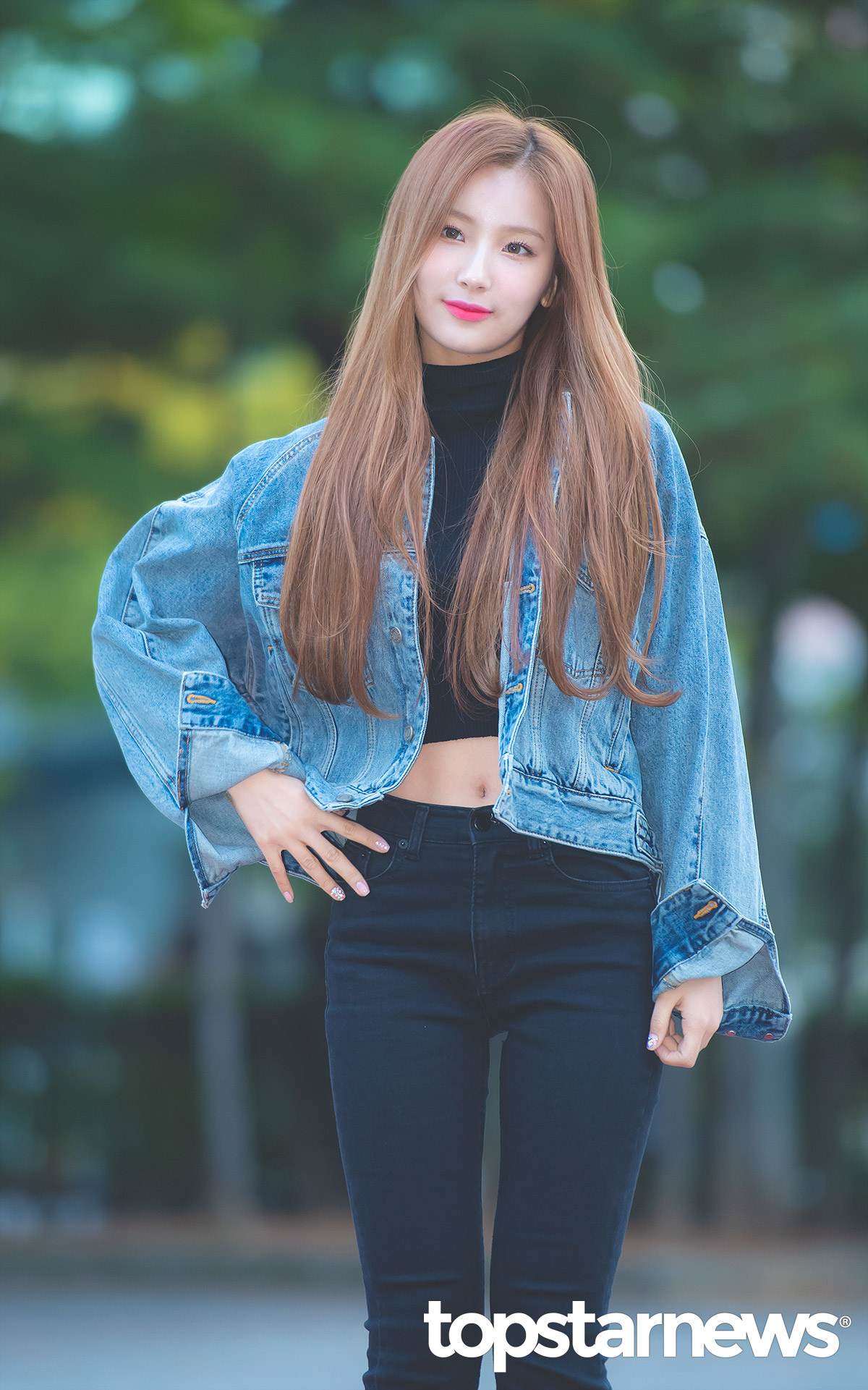 #SOHEE
出身自歌唱選秀節目《K-pop Star 6》的SOHEE,也是女團ELRIS的成員,這次推出的新Solo曲《Hurry up》由音源強盜臉紅的思春期參與配唱,特別的是這首歌是臉紅的思春期第一次第一次寫給其他藝人的歌曲,可愛的曲風非常適合她。