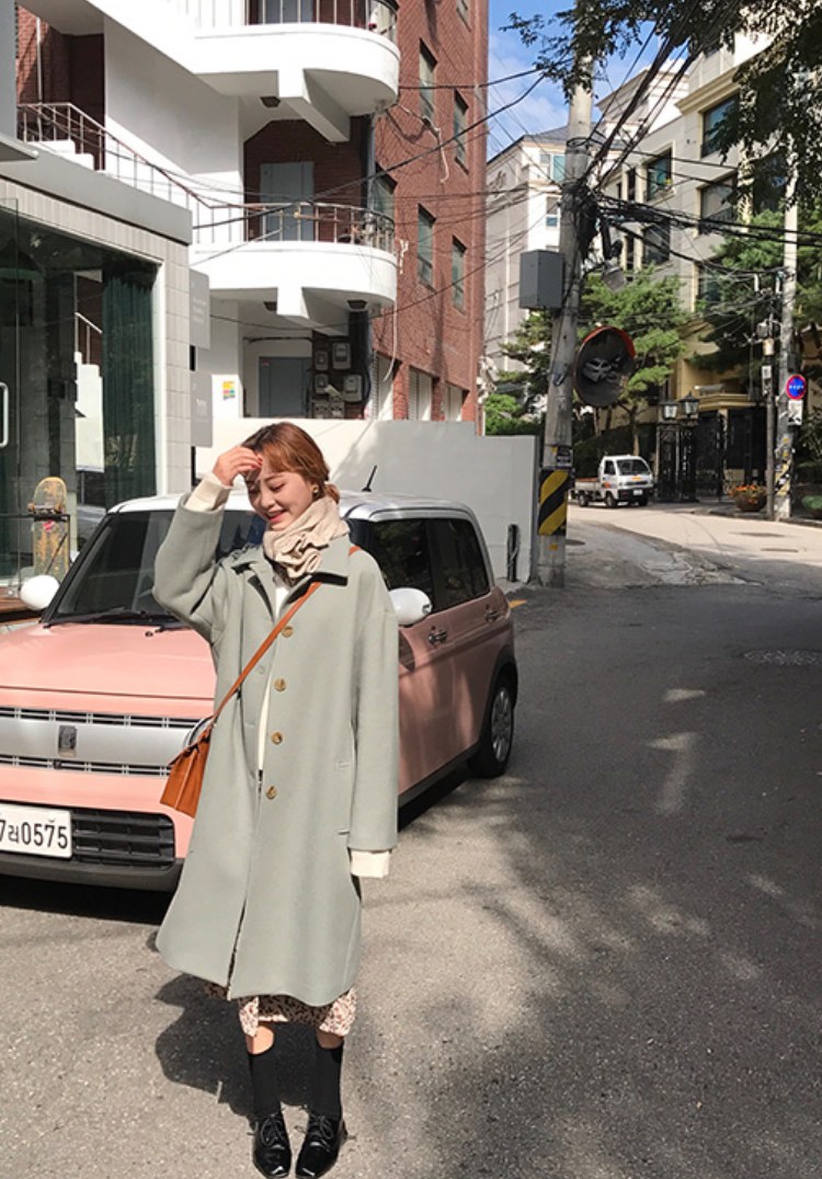 「elina sea最小的海:复活款 2018秋冬款口袋长袖纽扣西装领毛呢大衣外套女」
素色款的大衣大家的衣櫃應該已經有各種顏色了吧?那麼選擇這種特殊的灰綠色毛呢大衣絕對可以讓妳在冬天亮眼一番啊!這種顏色可以讓人看起來更沉穩,而且氣質度也會大大提升,穿去約會可能還會被稱讚喔!