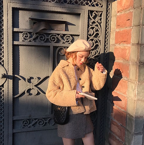 「elina sea最小的海:小海自制 秋冬新款可爱纯色卷毛绒绒保暖单排扣短外套X」
萌到最高點!從去年開始就很多韓國潮人都有穿這種短版的毛絨絨外套,穿起來就好像泰迪熊一樣,不買一件感覺對不起自己爆表的顏值啊(?)