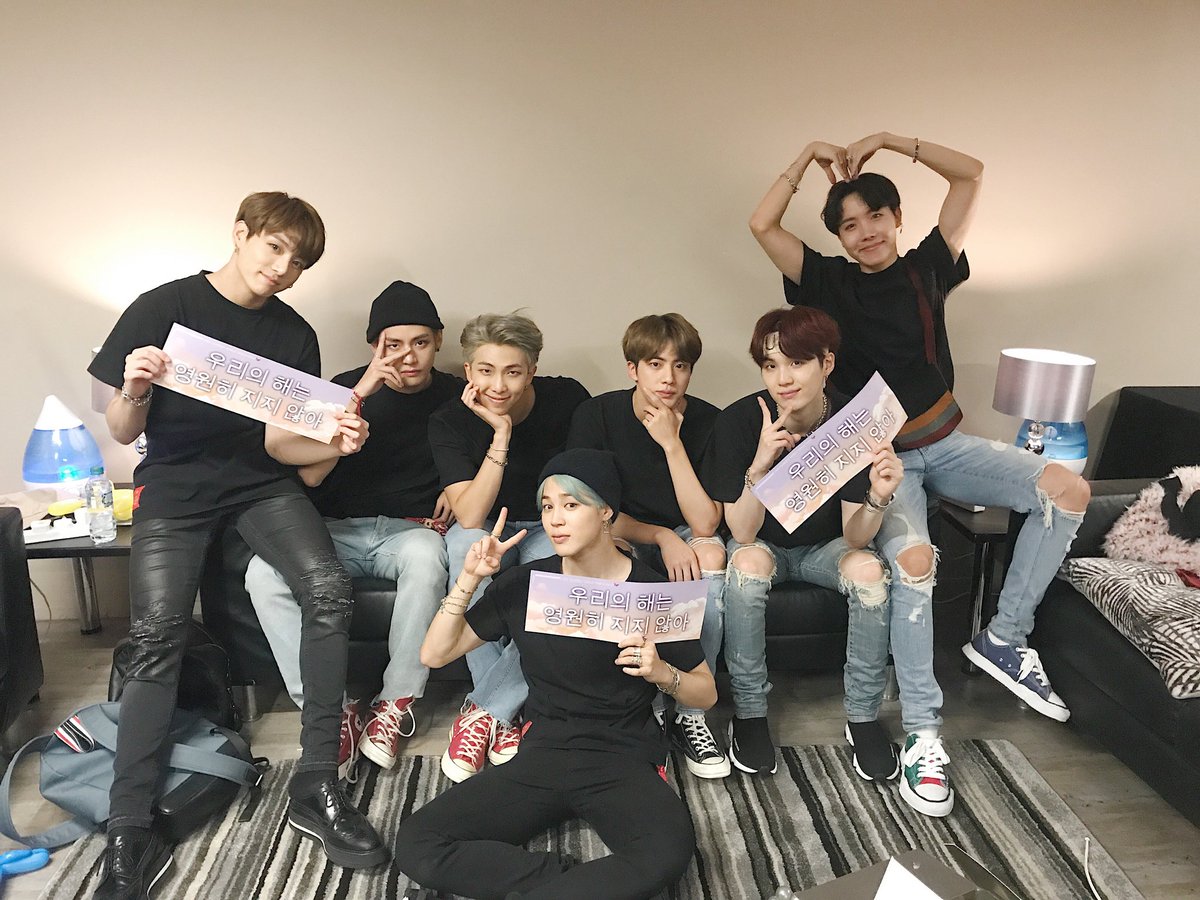 BTS防彈少年團結束歐美巡迴演唱會,睽違52天國外行程終於回到家鄉,已經很久沒看到生人的韓國粉絲早已就定位等待現身,今天一大清早抵達仁川機場的BTS還給了現場接機ARMY驚喜,整個拋開偶像包袱了啦!
