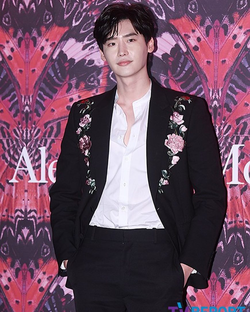 從模特兒成功轉型一線男演員的李鍾碩最近除了擔任首爾時裝周的座上嘉賓,捧場圈內好友李聖經睽違3年的走秀,一現身就是話題的他也因為一則限時動態引起粉絲大大讚賞「果然沒愛錯人!」