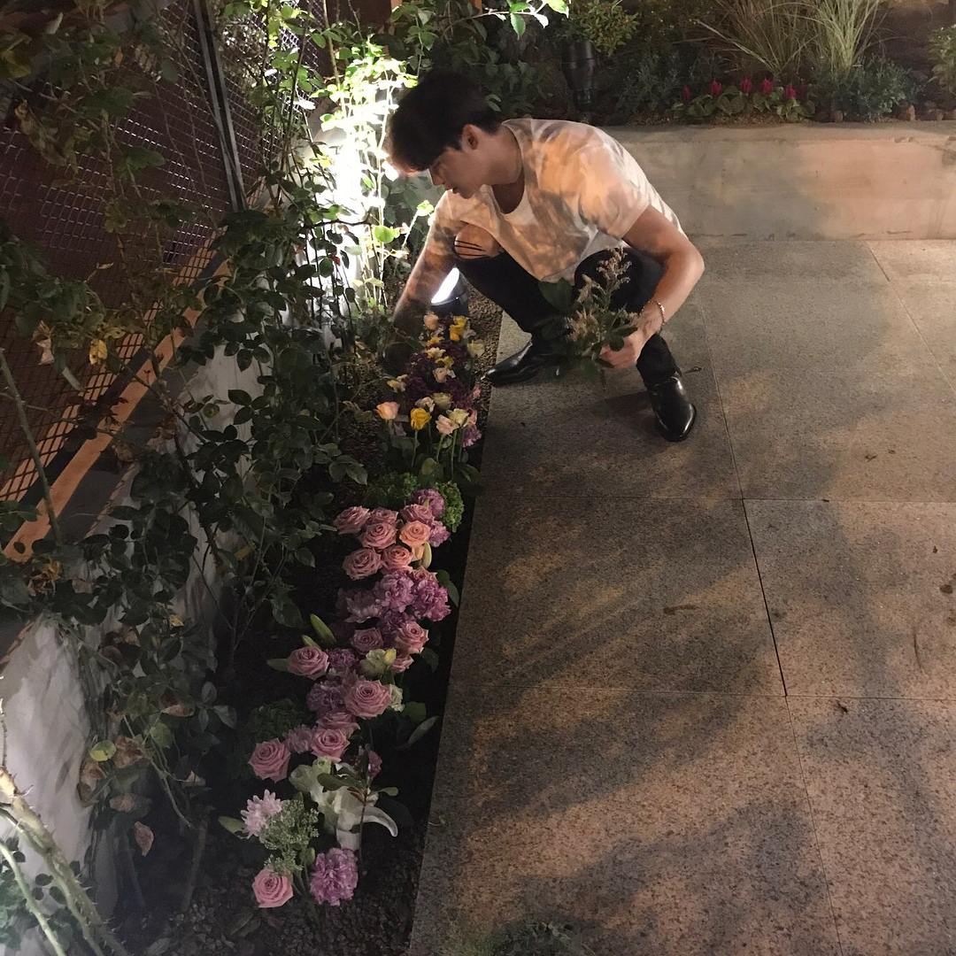 李鍾碩曾經的暖心舉動還不只如此,把從粉絲手到接過來的花束種在自己開的咖啡廳「89mansion」花圃,表示少「花枯萎了好可惜,因為那份可惜的心我試著種花,但好像還是不能活很長的時間阿」