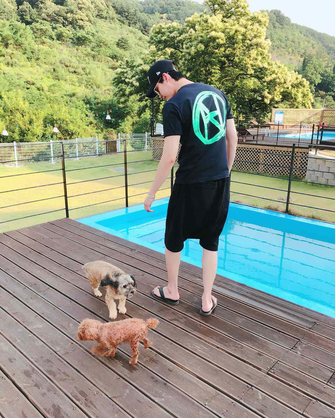 李鍾碩很喜歡小動物,在釜山《V.I.P》時發現路邊有隻被人遺棄的貓咪,當時天氣很冷而放不下心,最後和工作人員一起尋找貓咪的媽媽,因為沒找到最後把這隻小貓咪帶回家養還取名叫「核桃」並且親自幫他找到了主人。