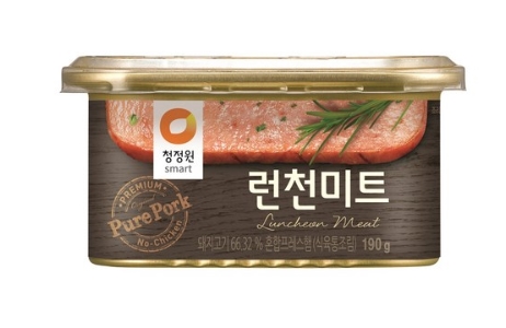 最近清境園公司的「런천미트」午餐肉被檢驗出細菌。
食品醫藥安全處23日表示,食藥處自我品質檢查結果,在細菌發育試驗中被判定爲不合格。目前對相應產品下達了停止銷售的命令,並和消費者與販售處要求幫忙回收產品。