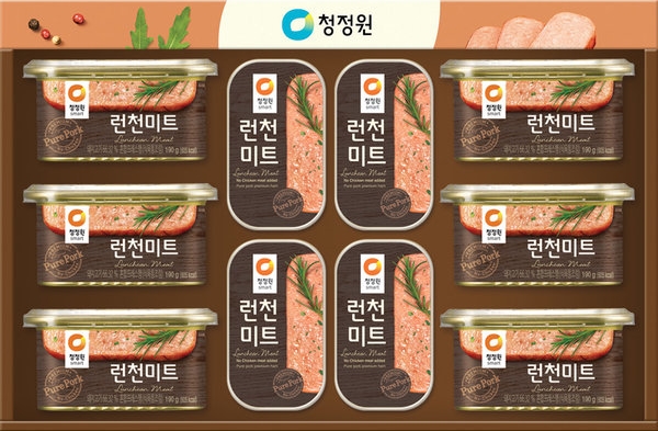 「런천미트」則表示:「因爲是使用完全不含細菌的滅菌產品,出庫當時已經完成了檢查,屬於正常產品。」接著又說:「從剩下的有效期爲6個月來看,如果有問題的話,應該在過去的2年6個月裡就出現問題。」最後又解釋:「經確認,我們自己進行的檢查沒有任何問題。但是爲了消除消費者的不安,決定暫停銷售並回收。」還說了要進行原因調查。
