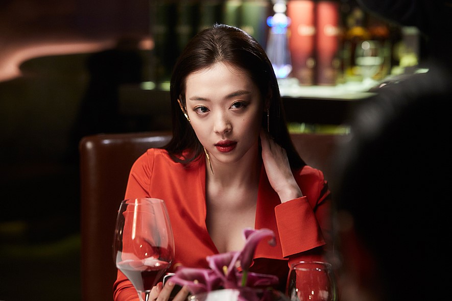 自從退出f(x)後,雪莉就專注在演員活動上,而雪莉的形象也因此從清純轉向性感,去年與金秀賢出演18禁電影《Real》,更是有大尺度床戲,也近乎全裸演出,相當敬業。
