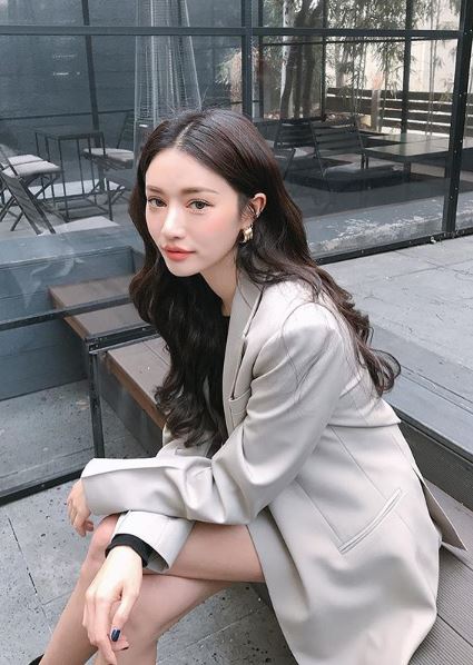 5、手的姿勢
如果你常常坐著坐著,就不自覺的握緊扶手,代表你相對缺乏安全感,但同時扶手也代表你是一個非常堅定、穩重的人,通常你是朋友和家人的避風港。如果你習慣交叉手臂的坐姿,這種姿勢意味著你現在正「被保護」,有種防衛之感,通常你會非常認真地看待周遭事物,並且善於分析。如果你習慣把手放在雙腿之間,那意味著你溫柔、容易害羞、為他人著想的溫暖性格,這種姿勢能夠讓你感到平靜。