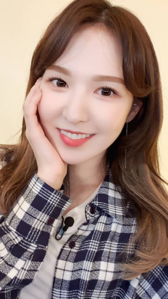 #Red Velvet - Wendy
大家都知道Red Velvet有個臉蛋天才IRENE,但是不要忘記其他成員的顏值也都不低阿!Wendy更是在控制體重之後越變越漂亮,但有時候過瘦的身體也很讓粉絲擔心阿ㅠㅠ