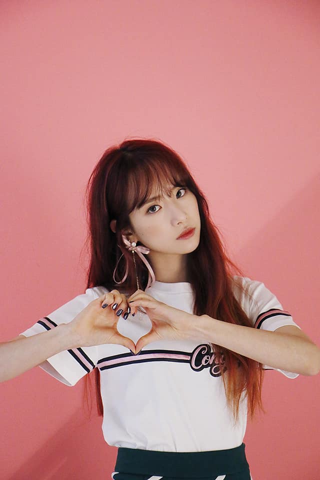 #宇宙少女 - 雪娥
宇宙少女的大姊姊雪娥最近也因為高顏值引起不少討論呢!與出道時相比雪娥的五官變得深邃許多,笑起來的樣子也常常把粉絲的魂都勾走了呢!