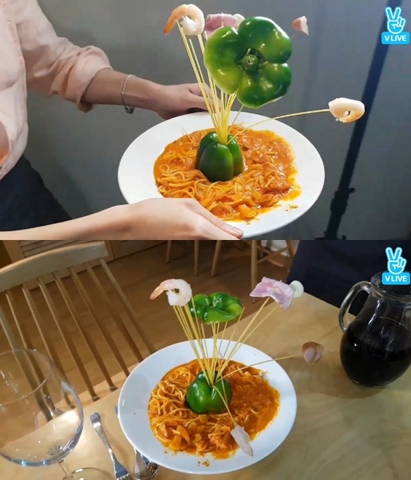 最後...創作出了這樣的義大利麵XDDDD REN在開始製作前表示「要創作出REN的義大利麵」,也說只要有青椒之類的他就可以了ㅋㅋㅋ最後果然有生青椒,在生義大利麵上還插上他有加入的食材...只能說果然是REN阿XDDD