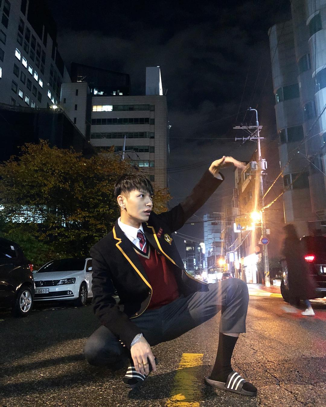 #Simon D
饒舌歌手Simon D則和他的朋友們Cosplay成為「高中生」!為了迎接萬聖節,他挑戰了校服,在SNS上寫著「#高等Rapper」,真的變成高等Rapper了XDD