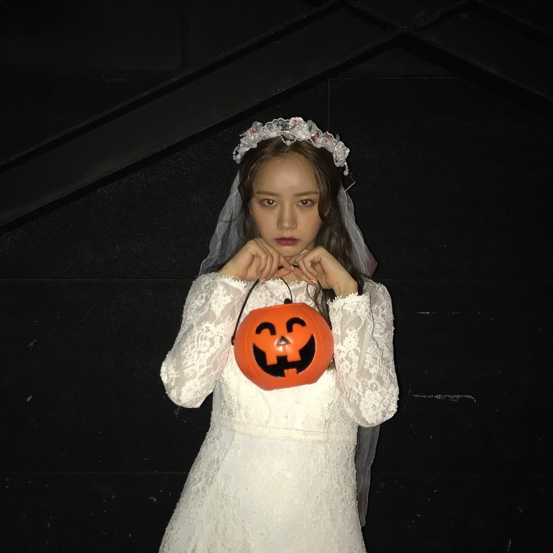 #Girl's Day 惠利
惠利則裝扮成「地獄新娘」,清純可愛的外貌,手上還拿著南瓜,一點也不可怕啊XD 大家覺得適合惠利嗎?