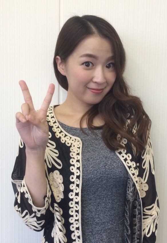 當被主持人問到是否也有整形時,她強調自己是例外沒有動過整容手術的人「我的鼻子被說過不夠挺,朋友常叫我去調一下」還加碼爆料經紀公司在推出女團的時候一定會加入一名天然美人,因為顯得特別自然,所以那位成員人氣也會比較高。