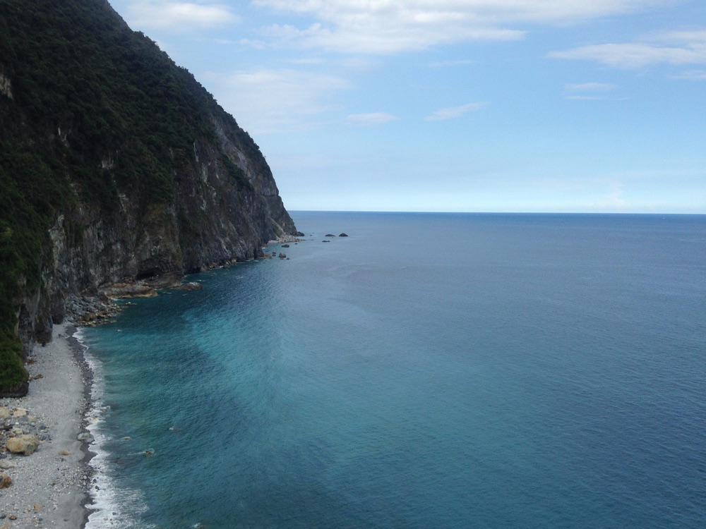 5、清水斷崖
位於和平和崇德之間,是臺灣東岸的一大奇景,更是臺灣八大景之一。清水斷崖高一千多公尺,以極近90度的角度緊臨太平洋,公路綿延20多公里,蜿蜒曲折,一邊是懸崖峭壁,一邊是茫茫大海,形勢險峻,氣象萬千,令人膽戰心驚,嘆為觀止。要小心的事,現在蘇花公路很常因為下雨常常會有落石掉落砸到車子漢人的新聞,所以勁量不要在雨季前後前往!