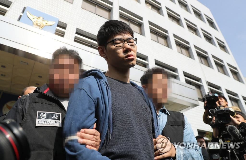死亡的受害者是網咖的工讀生。在上班時遭到網咖客人的攻擊。
不過偏偏那天是他最後一次上班,這點讓周圍的人都更加的難過與惋惜。
對於這一事件,法醫學者們也表示,嫌疑者的犯罪手法是十分有攻擊性的。
因爲經確認後,受害者的臉和頸部被刺傷了32刀。(圖為金姓嫌犯)