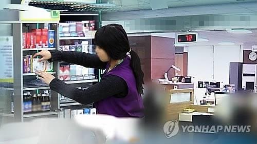 從那天以後,在夜間工作的工讀生們都陷入了恐懼之中。
他們認為「我隨時也有可能成為同樣的受害者。」
不過實際做過夜間打工的3人中就有1人曾被辱罵或遭受暴行,
而且都是因為一些微不足道的小事而發脾氣。