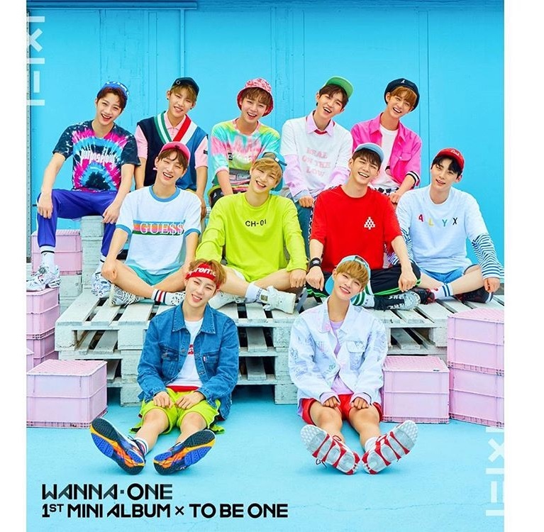 To Be One - 너와 내가 만나 , 하나가 됨(你和我的相遇,同時稱讚一體)當初我們的相遇就像命運,讓人措手不及地愛上,讓我們成為了一體。