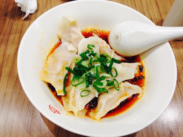 5、麻膳堂
大家聽到麻膳堂都會說他的麻辣麵,但是在店裡面會看到每桌上幾乎都會有它的存在,那就是「紅油水餃」,雖然是水餃,但皮還是很薄透,一口咬下有淡淡鮮甜味,外面再沾上招牌的紅油醬汁,下次不妨點來嘗試唷!
光復店地址:台北市大安區光復南路280巷24號