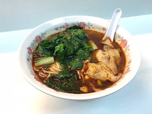 6、美景川味小吃
位於頂好名店城地下一樓,窄小的空間裡隱藏許多美食!如果找不到「美景川味小吃」在哪裡,只要看到長長的人龍便找到了,由於在台北東區商圈,附近許多上班族中午都會來吃午餐,如果想要吃的人可要提早來排隊,而且因為老闆是分批煮.一批先煮餛飩,再等一批煮麵,但是等待時間絕對是值得的!因為真的超級好吃~
地址:台北市大安區忠孝東路四段97號