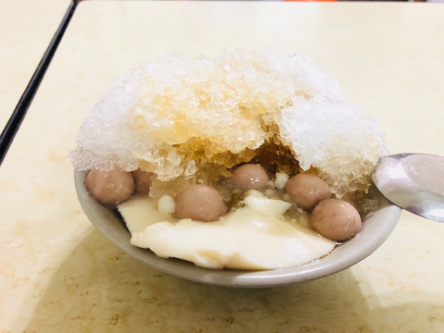 3、華泰豆花‧粉圓
位於永和四號公園附件,隱身巷弄內的隱藏版排隊美食!店內看起來很淳樸,不添加防腐劑奇怪的添加物,豆花吃起來非常滑嫩,單吃豆花也可以感受到些微的甜味,而芋圓吃起來軟Q,吃得出是手工芋圓的味道!
地址:新北市中和區中安街178巷13弄20號