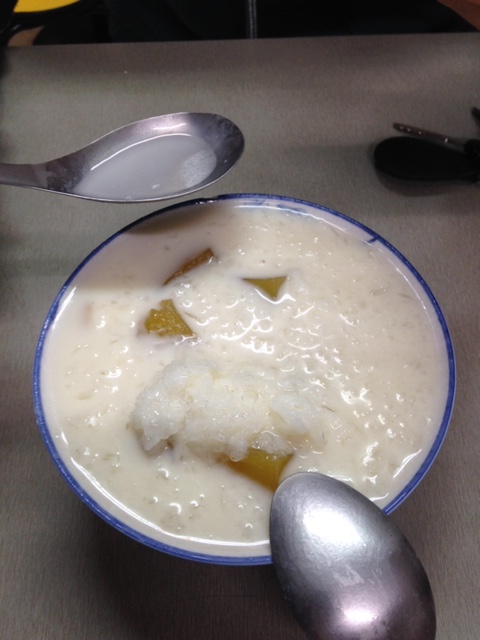 4、北投巧涼古早味冰熱甜品
位在北投市場旁巷子的轉角,豆花分為「糖水」、「豆漿」,小編絕對是選擇豆漿豆花,豆漿散發出濃濃豆香味,搭配上軟嫩綿密的豆花,帶有一點焦香味,雖然豆漿是無糖的,但是搭配有甜度的配料完全剛剛好,清爽無負擔,真的非常好吃,最重要的是,有非常多配料任你選擇!
地址:台北市北投區清江街25巷54號