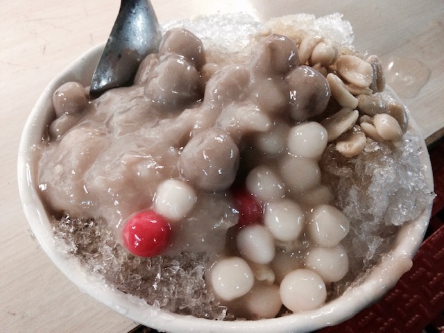 5、景美豆花
豆花有那麼一點點的滑嫩感,而非純正傳統豆花的密實感,配料中小編最推薦它們的芋圓,完全不輸給九份的芋圓,吃起來不會像是化工產品的死甜,滿滿的芋頭香氣!而且它們家的配料完全都是自己煮的,吃得出紅豆和花生的綿密,湯圓的Q彈!
地址:台北市文山區景美街86號