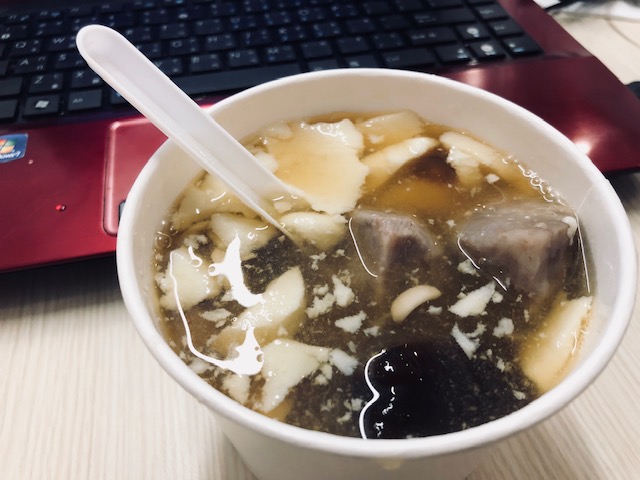 6、春美豆花
配料選擇豐富,小編一定要大力推薦它們的配料!「黑糖粉粿」的黑糖味非常濃香,沒有添加任何化學,吃起來非常軟Q;「芋頭」口感上,外紮實內鬆軟;「芋泥」非常綿密,搭配上紮實口感的豆花,真的非常好吃,完全可以再吃第二碗!重要的是,店家雖小,卻裝潢的很清新文青風,也是網美必打卡店家之一唷~
地址:台北市松山區敦化北路120巷54號