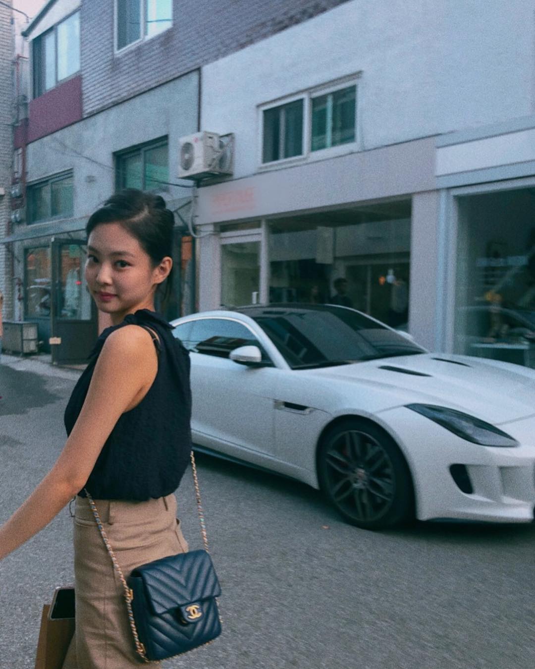 Jennie這身穿搭成熟卻又帶點俏皮,不管是上班或是放假穿都很適合~雖然現在天氣稍涼,不過只要加個長袖針織毛衣外套或是風衣外套,夏天的衣服還是可以繼續穿的!