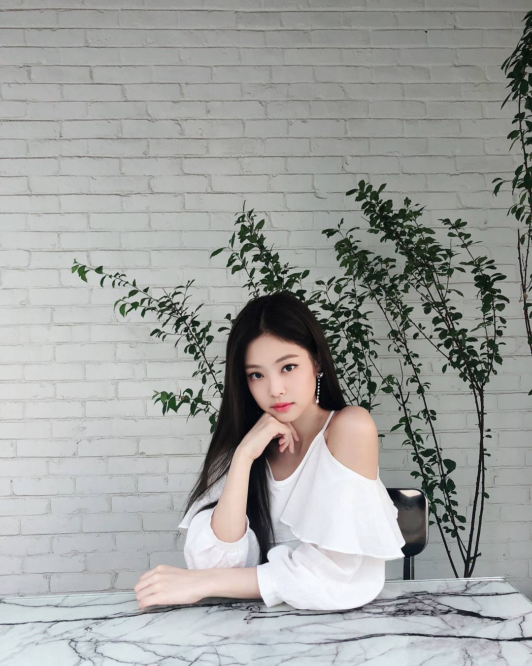 這件小露香肩的白色上衣優雅大方卻不單調,台灣的秋天穿超剛好~搭配牛仔褲或是裙子都很適合!可以再配上特色的飾品(像Jennie的耳環)讓整體造型更有亮點!