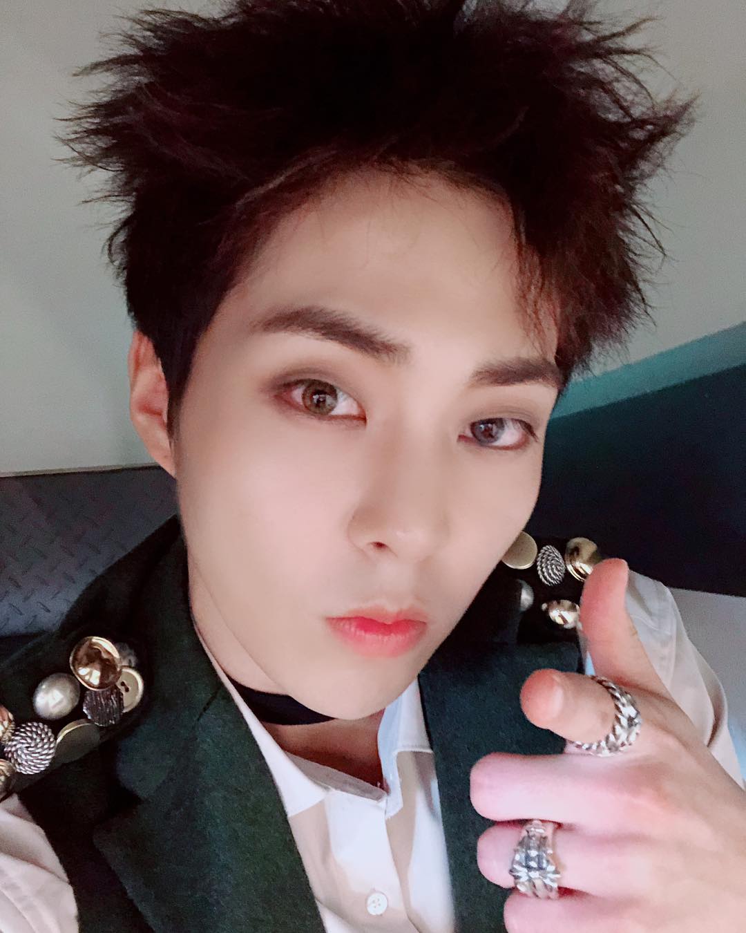 #EXO XIUMIN
說到童顏的話就不得不提EXO的大哥XIUMIN啦!雖然明年將要滿30,但連毛細孔都看不到的白皙皮膚、小而圓的臉,讓他看不出在團內是大哥啊!