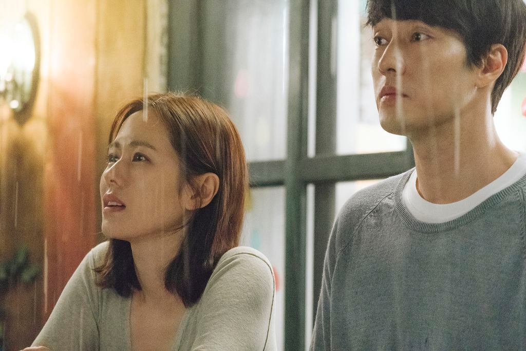 接下來要介紹的是感人的愛情故事~由蘇志燮以及孫藝珍主演的《雨妳再次相遇》改編自日本電影《現在,很想見你》,真是讓人看得一把鼻涕一把眼淚இдஇ
當時蘇志燮還有來台灣宣傳呢~如果還沒有看這部電影的話,一定要先準備好衛生紙哦~