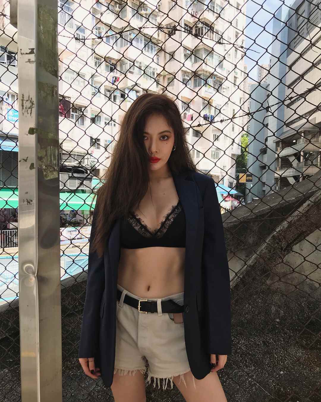 泫雅完美的身材和沒有贅肉的身材曲線十分搶眼,擁有明顯的11字腹肌,不久前她公開的她體重爲43.1公斤,雖然她的個子比較矮一些,但非瘦弱的身材,反而是凹凸有致的肌肉身材,成爲衆多女性嚮往的身材。