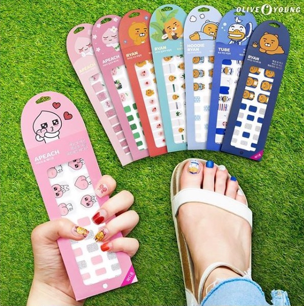 #太妍指甲貼,此款指甲貼一推出便在sns上造成風潮,加上太妍代言後又更加有名了,有各種指甲圖案適合想快速變換指甲圖案的女孩,最近也和kakao friends聯名,推出一系列的可愛圖案,如果覺得光療太貴的女孩,可以買來試試看!