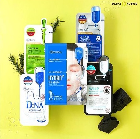 #MEDIHEAL面膜,此款面膜在美妝店一直都是熱銷品,尤其是左上角的綠茶鎮定面膜,更是韓國網路上極推的保濕鎮定面膜,而olive young也常常做活動特價,一片1000韓幣(約27台幣),是相當便宜又好用的面膜。