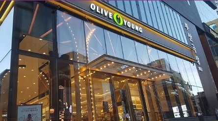 韓國的olive young是CJ旗下的美妝店,所以如果是在韓國常住的留學生可以考慮辦一張CJ one卡,累積點數之後在CJ旗下的通路商都可以使用,非常經濟又實惠。