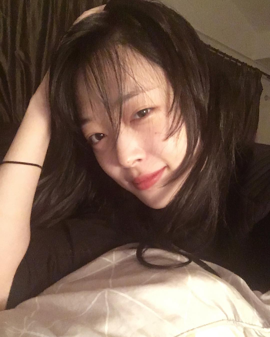 據韓媒news1報導,雪莉將會參與DEAN近期回歸的新曲配唱,這除了是她出道後首次參與他人的配唱之外,更是她轉為演員後久違的音樂活動。