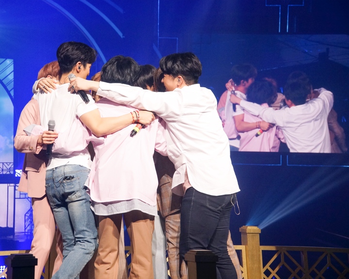 11月6號是SUPER JUNIOR的出道記念日,一個團體可以走到第十四個年頭真的不容易。SUPER JUNIOR從2005年的新人組合已經變成現在2018年演藝圈的大前輩,同時更成為了很多新人團體努力做好的榜樣、目標、偶像。