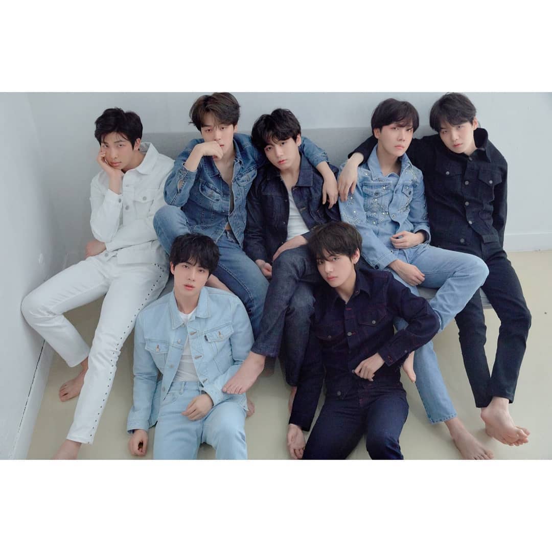 另外防彈少年團也登上葛萊美博物館成功完成了名爲《與BTS的對話》的正式採訪,就在大家以為防彈少年團會就此登上葛萊美獎舞台的這時候,美國某新聞社卻報導說明:「BTS可能不會入選此次葛萊美獎最佳新人的入圍名單,因爲BTS不符合進入葛萊美獎這一獎項的標準」