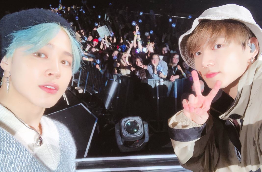 身為世界彈的BTS,前些日子才剛從國外授獎回來,果真是韓國之光啊!ARMY們除了常常看到他們在舞台上帥氣的模樣,是不是也很想多多了解他們私底下的私服穿搭呢?趁他們不久前從國外回來的機場照,來看看他們私地下的出國穿搭有什麼不同吧!