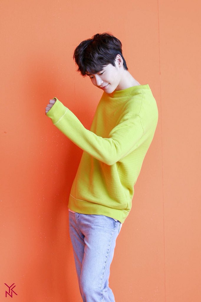 最近李鍾碩正在進行亞洲巡迴粉絲見到會—2018 LEE JONG SUK FANMEETING 「Crank Up」。而日前則到達印尼雅加達舉行,在見面會時李鍾碩心情大好為粉絲彈琴、唱歌。