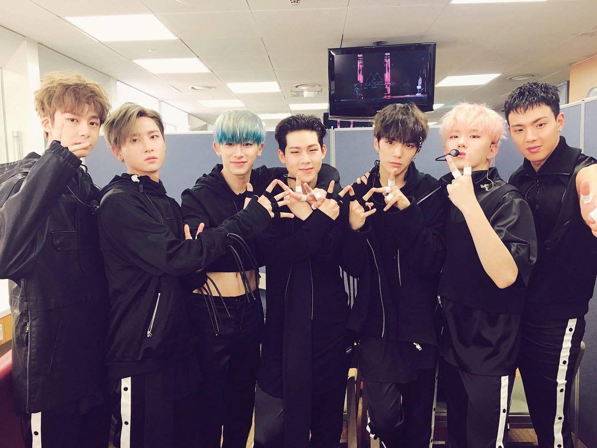 另一位不能錯過的男偶像就是MONSTA X成員元虎了,在《Fighter》回歸時,真的穿了一件超級短版衣服站上舞台,應該是偶像中前幾位挑戰這麼短上衣的人了XD