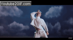 在《Fighter》的MV中,寬鬆的白色短上衣,在配上性感的Wave...真的要為STARSHIP娛樂的造型師加雞腿啊!一直以來都很努力管理身材的元虎,最近的《Shoot Out》還挑戰了「網狀上衣」大家看了嗎?