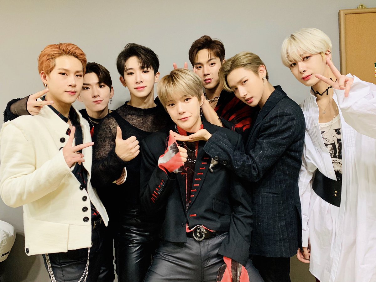 MONSTA X以《Shoot Out》回歸更刷新自身紀錄,拿下了四個音樂節目冠軍!首次在《MUSIC BANK》奪得冠軍,成員們當下馬上淚灑舞台。