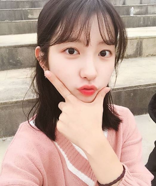3.Kim, Ji Min 김지민
大家知道她是誰嗎?她就是在今年夯劇《我的ID是江南美人》中飾演「臉蛋天才」車銀優的妹妹~~才18歲的她真的超清純可愛,皮膚超吹彈可破,在車銀優旁一點都不遜色~