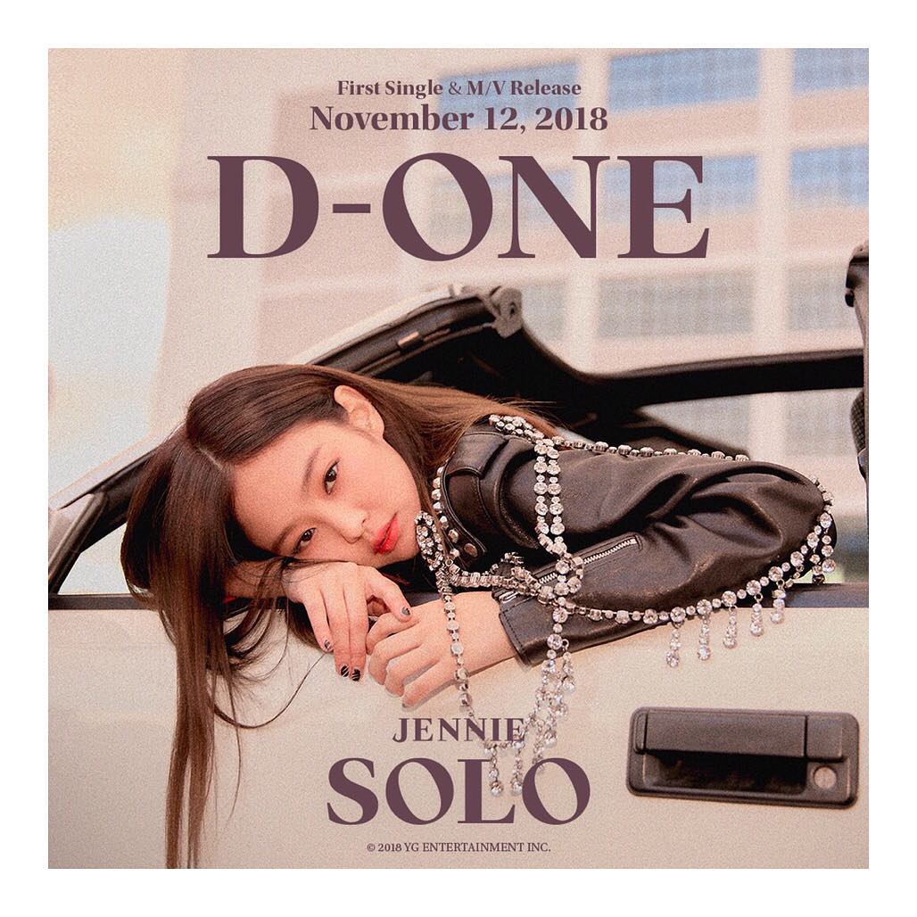 而Jennie的個人出道單曲<SOLO>也在今天(12日)正式發行了,稍早也進行了發售的紀念記者會,記者會上Jennie被問到YG社長有沒有給她什麼建議,Jennie回答:「社長每天都會發簡訊給我,甚至連衣服都很費心。」