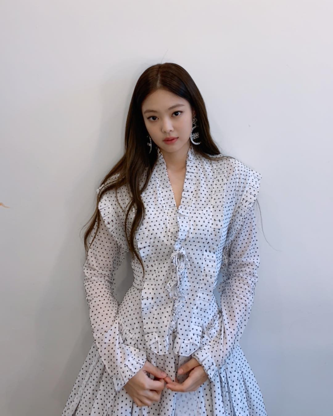 JENNIE作為BLACKPINK首位Solo成員,另外三名成員的粉絲也以這個原因傳訊息騷擾YG製作人,粉絲們表示「為什麼只推JENNIE」。