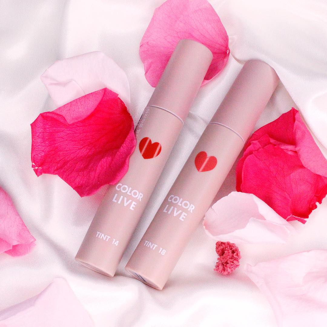 Aritaum Color Live Tint:
有沒有覺得包裝很眼熟?它就是之前Arituam熱賣的黑管唇釉所推出的新品啦!將外包裝換成粉色,看起來又更有吸引力了呢~霧面的管身配上不掉色唇釉,懶得補妝的女孩一定要購啊!