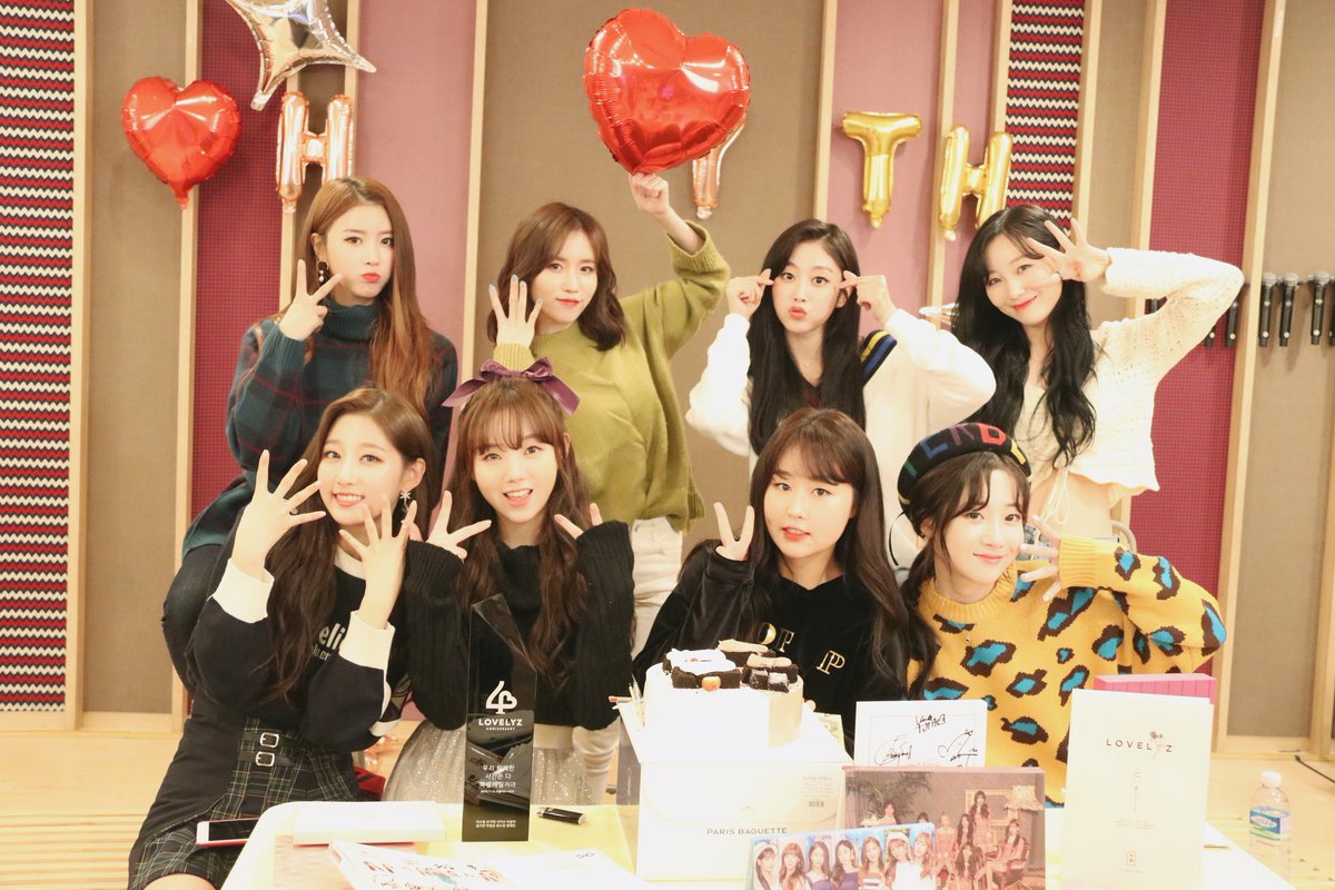 Lovelyz 12日久違的在V LIVE進行直播和粉絲們一起慶祝四週年,當天還一起回顧她們歷年發行的專輯,以及剛出道的時候拍的影片,成員們看到剛出道時的自己不是尖叫就是遮住臉不敢看,每個人都還是會有黑歷史的呀(?)