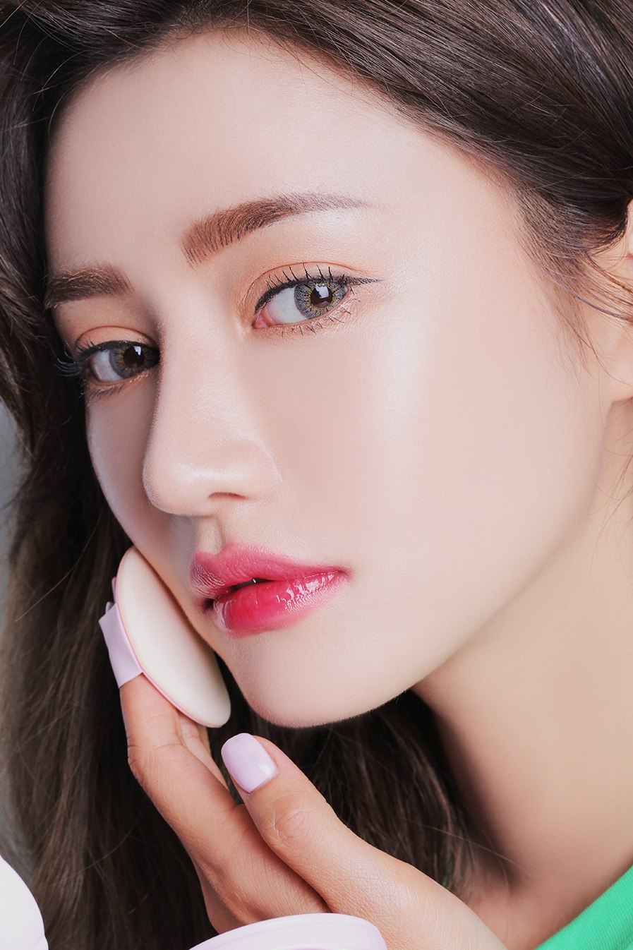 LOVE 3CE BABY GLOW CUSHION-原價1038元,三折後→308元:
曾經被Youtuber大沛推薦過的氣墊粉餅,非常適合冬天的季節,而且對於乾肌非常友好,保濕度夠且有光澤,持妝效果也很不錯,過了幾個小時出油後還會呈現奶油肌的樣子,這款你們不收別怪WISHNOTE小編把它買光啊XD