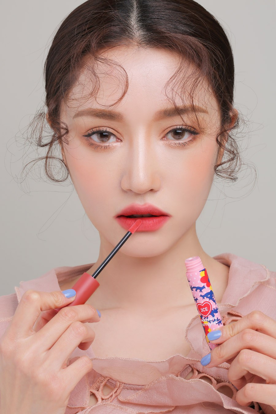 3CE MAISON KITSUNE VELVET LIP TINT #RAMBLING ROSE-原價487元,五折後→247元:
當初偽少女一直很想下標,只是東猶豫西猶豫了一下,現在看到打五折!二話不說立刻放進購物車結帳。你們看看這顏色有多溫柔、多美、多好擦、多漂亮(超over),MLBB的玫瑰色,也是韓國小姐姐們的最愛呢!
